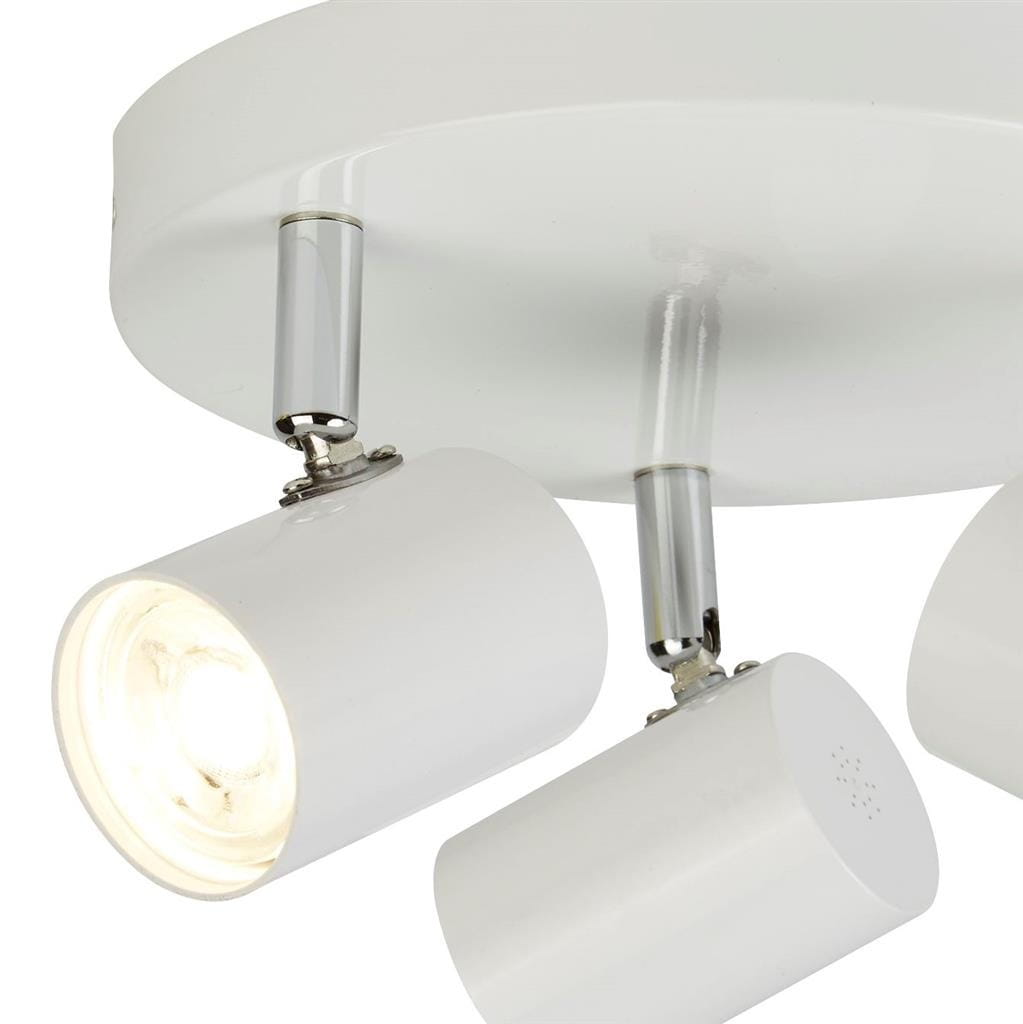 Biała lampa sufitowa Rollo LED z trzema punktami świetlnymi, zamontowana na okrągłej podstawie. Spoty mają cylindryczny kształt i są wykończone na wysoki połysk. Widać metalowe elementy mocujące w kolorze chromu.