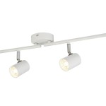 Biała lampa sufitowa Rollo LED z czterema punktami świetlnymi, zamontowana na okrągłej podstawie. Widać dwa cylindryczne reflektory z metalowymi elementami, ustawione na białym, prostym tle.