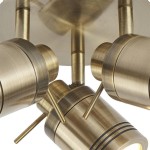 Lampa sufitowa Samson IP44, 3-punktowa, w kolorze antycznego mosiądzu. Wyposażona w trzy obracane reflektory, z widocznymi detalami w postaci cienkich linii. Ujęcie z dołu, ukazujące konstrukcję i fakturę metalu.