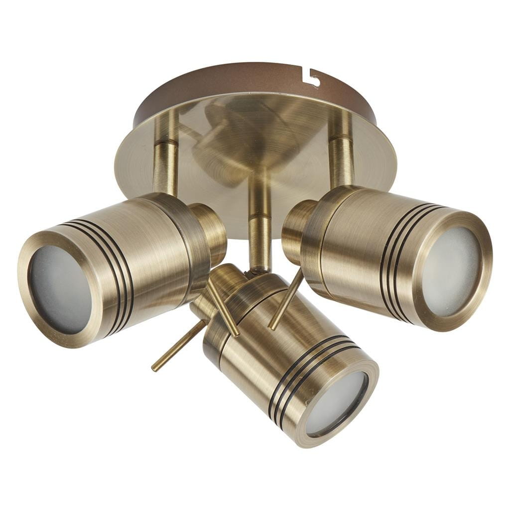 Lampa sufitowa Samson IP44 w antycznym mosiądzu, 3-punktowa. Posiada trzy ruchome reflektory z mlecznymi kloszami i dekoracyjnymi czarnymi paskami. Ujęcie frontalne, zamontowana na okrągłej podstawie. Idealna do oświetlenia wnętrz.
