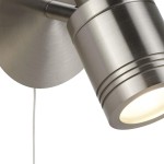 Kinkiet Samson IP44 w kolorze satynowego srebra, 1-punktowy, o okrągłej podstawie. Lampa ma obracaną głowicę, która kieruje światło na dół, z białym przewodem zasilającym widocznym z boku.