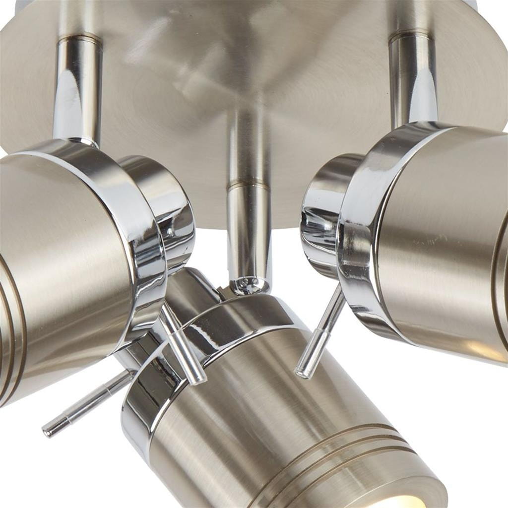Lampa sufitowa Samson IP44 w kolorze satynowego srebra, z trzema punktami świetlnymi. Widać metalową konstrukcję z chromowanymi detalami i regulowanymi reflektorami, zamontowaną na okrągłej podstawie.