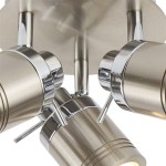 Lampa sufitowa Samson IP44 w kolorze satynowego srebra, z trzema punktami świetlnymi. Widać metalową konstrukcję z chromowanymi detalami i regulowanymi reflektorami, zamontowaną na okrągłej podstawie.