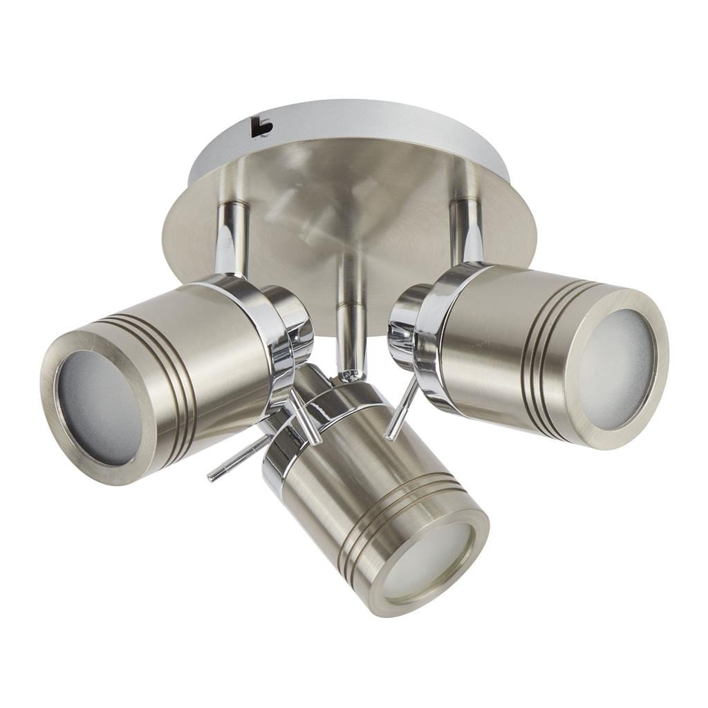 Lampa sufitowa Samson IP44, 3-punktowa, w satynowym srebrze. Posiada trzy okrągłe reflektory zamocowane na okrągłej podstawie. Reflektory mają metaliczne wykończenie z paskami dekoracyjnymi. Ujęcie z dołu, pokazujące całość konstrukcji.