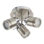Lampa sufitowa Samson IP44, 3-punktowa, w satynowym srebrze. Posiada trzy okrągłe reflektory zamocowane na okrągłej podstawie. Reflektory mają metaliczne wykończenie z paskami dekoracyjnymi. Ujęcie z dołu, pokazujące całość konstrukcji.