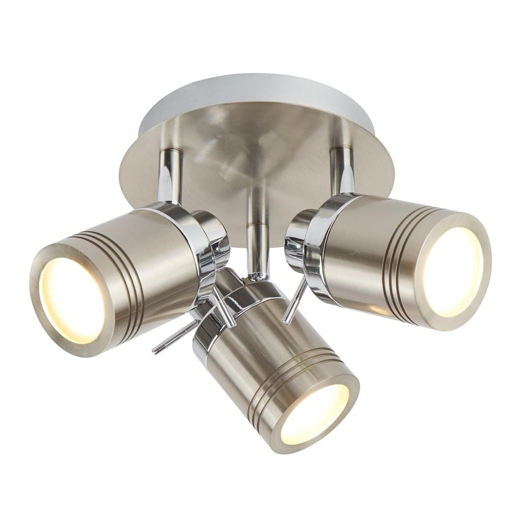 Lampa sufitowa Samson IP44, 3-punktowa, w kolorze satynowego srebra. Wyposażona w trzy ruchome reflektory z okrągłymi kloszami. Montaż sufitowy, nowoczesny design. Widoczna stalowa podsufitka.