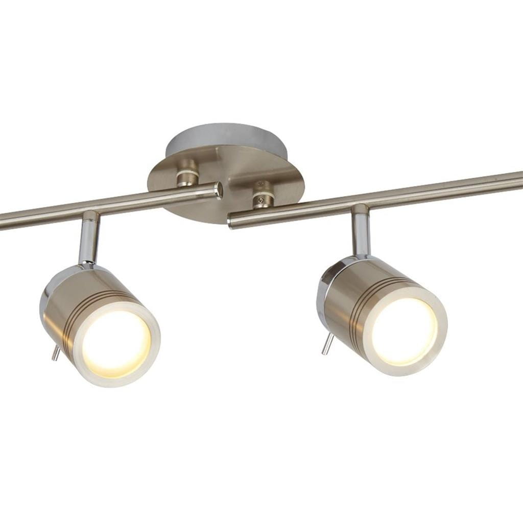 Lampa sufitowa Samson IP44, 4-punktowa w satynowym srebrze. Składa się z metalowej podstawy z czterema ruchomymi reflektorami, które emitują ciepłe światło. Ujęcie z boku, ukazujące detale wykończenia i kształt reflektorów.