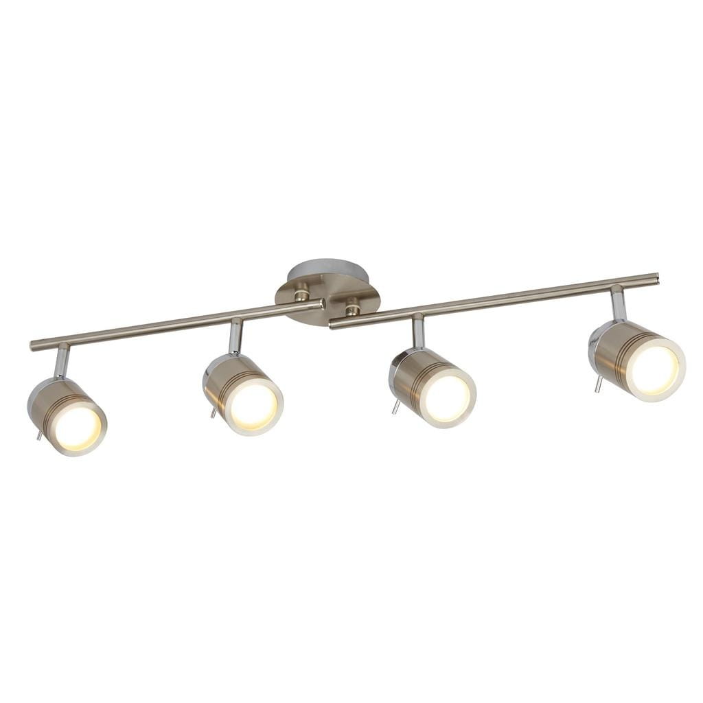 Lampa sufitowa Samson IP44, 4-punktowa, w kolorze satynowego srebra. Składa się z czterech metalowych reflektorów umieszczonych na prostokątnej listwie. Reflektory są lekko skierowane w dół, a całość jest zamontowana na okrągłej podstawie.