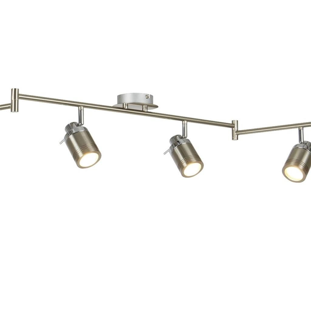 Lampa sufitowa Samson IP44, 6-punktowa w satynowym srebrze. Składa się z metalowej konstrukcji z regulowanymi reflektorami. Ujęcie z przodu, pokazujące trzy reflektory, zamontowane na prostym, poziomym ramieniu.
