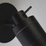 Kinkiet Samson IP44 1-punktowy w kolorze czarnym, z okrągłą podstawą. Zbliżenie na korpus lampy z widocznym uchwytem do regulacji kąta. Matowa powierzchnia, minimalistyczny design, idealny do nowoczesnych wnętrz.