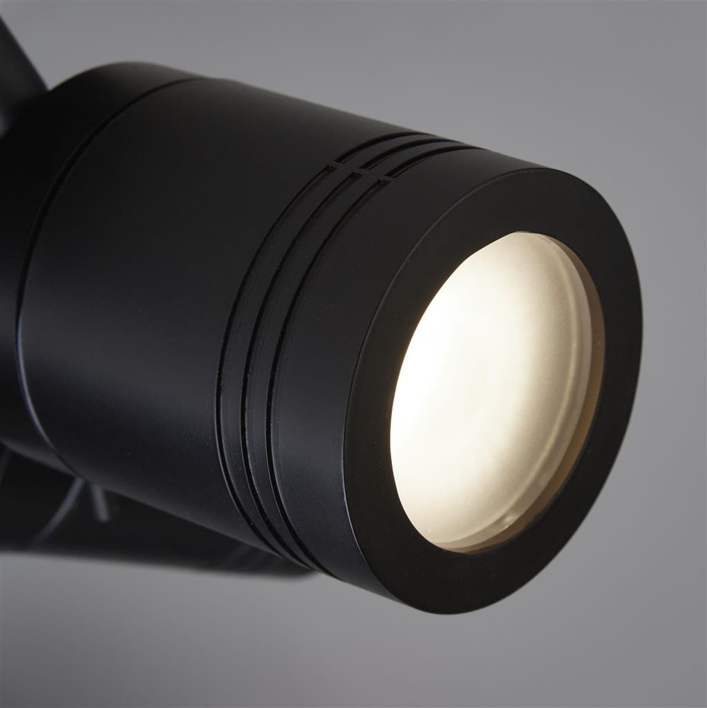 Czarna lampa sufitowa (spot) Samson IP44, 3-punktowa, z widoczną oprawą w kształcie cylindra. Zbliżenie na reflektor z białą soczewką, matowe wykończenie, z widocznymi detalami na powierzchni. Ujęcie z boku, na szarym tle.