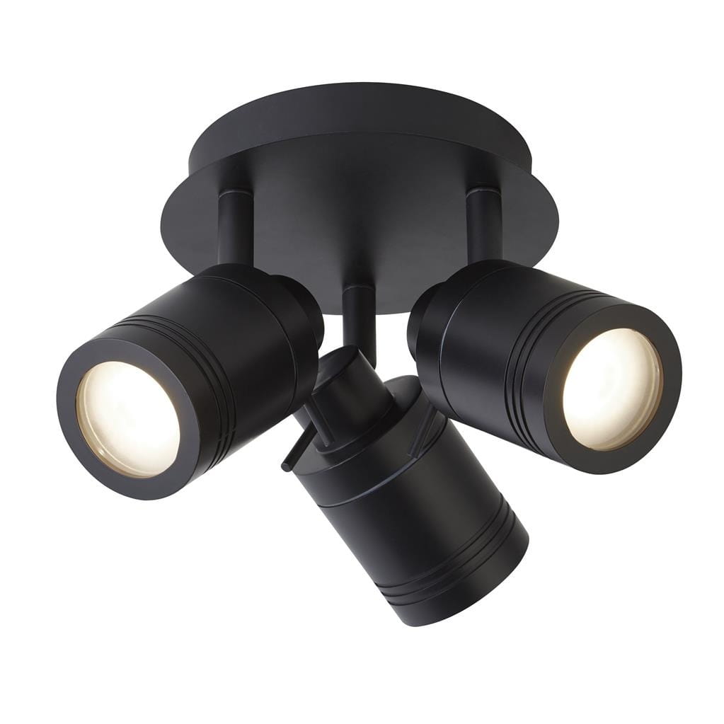 Czarna lampa sufitowa Samson IP44, 3-punktowa. Metalowa konstrukcja z okrągłą podstawą i trzema reflektorami, z możliwością regulacji kierunku światła. Prosta forma, matowe wykończenie, idealna do nowoczesnych wnętrz.