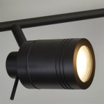 Czarna lampa sufitowa (spot) Samson IP44 z czterema punktami świetlnymi. Ujęcie zbliżeniowe na pojedynczy reflektor z metalicznym wykończeniem i okrągłym kloszem, zamontowany na przegubie, z widocznymi detalami konstrukcyjnymi.