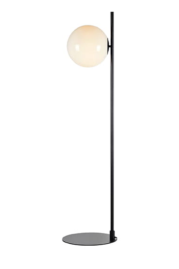 Lampa podłogowa Dione 1-punktowa w kolorze czarnym i białym. Posiada okrągły klosz w odcieniu białym, metalową, smukłą nogę w kolorze czarnym oraz okrągłą podstawę. Ujęcie frontalne, stojąca na jednolitym tle.