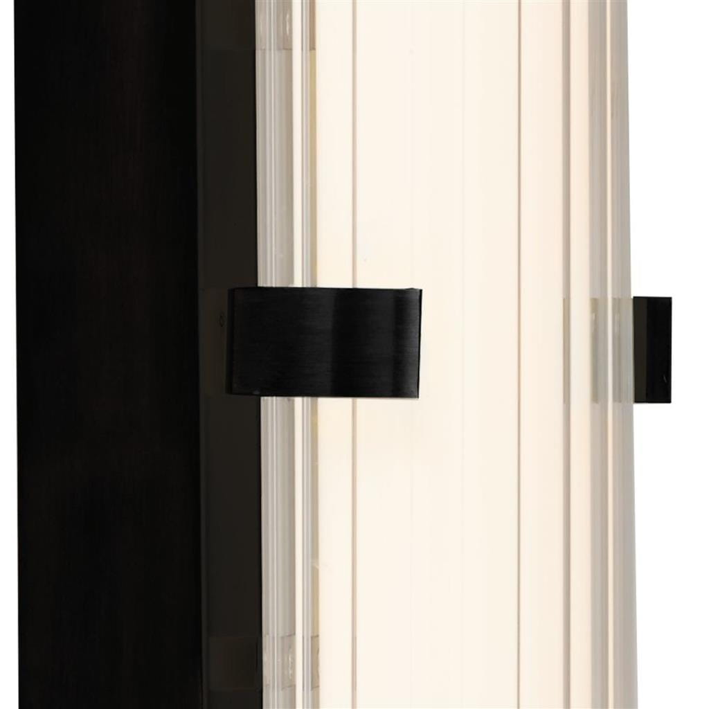 Kinkiet Clamp LED IP44 w kolorze czarnym, 1-punktowy. Widoczne metalowe mocowanie oraz przezroczysta obudowa. Produkt prezentowany z boku, ukazujący detal mocowania do ściany i kształt lampy.