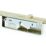 Złoty kinkiet łazienkowy Venus LED IP44, o wymiarach 600x130x50 mm, z widocznym zasilaczem i kablami, zamontowany w prostokątnej obudowie. Ujęcie z boku, z detalem na tylnej stronie.