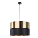 Lampa wisząca Hilton 1-punktowa, w kolorze czarnym i złotym, o okrągłym kształcie. Zawieszona na cienkim czarnym kablu, z metalowym kloszem w połyskującej złotej i matowej czarnej powierzchni, w ujęciu frontalnym.