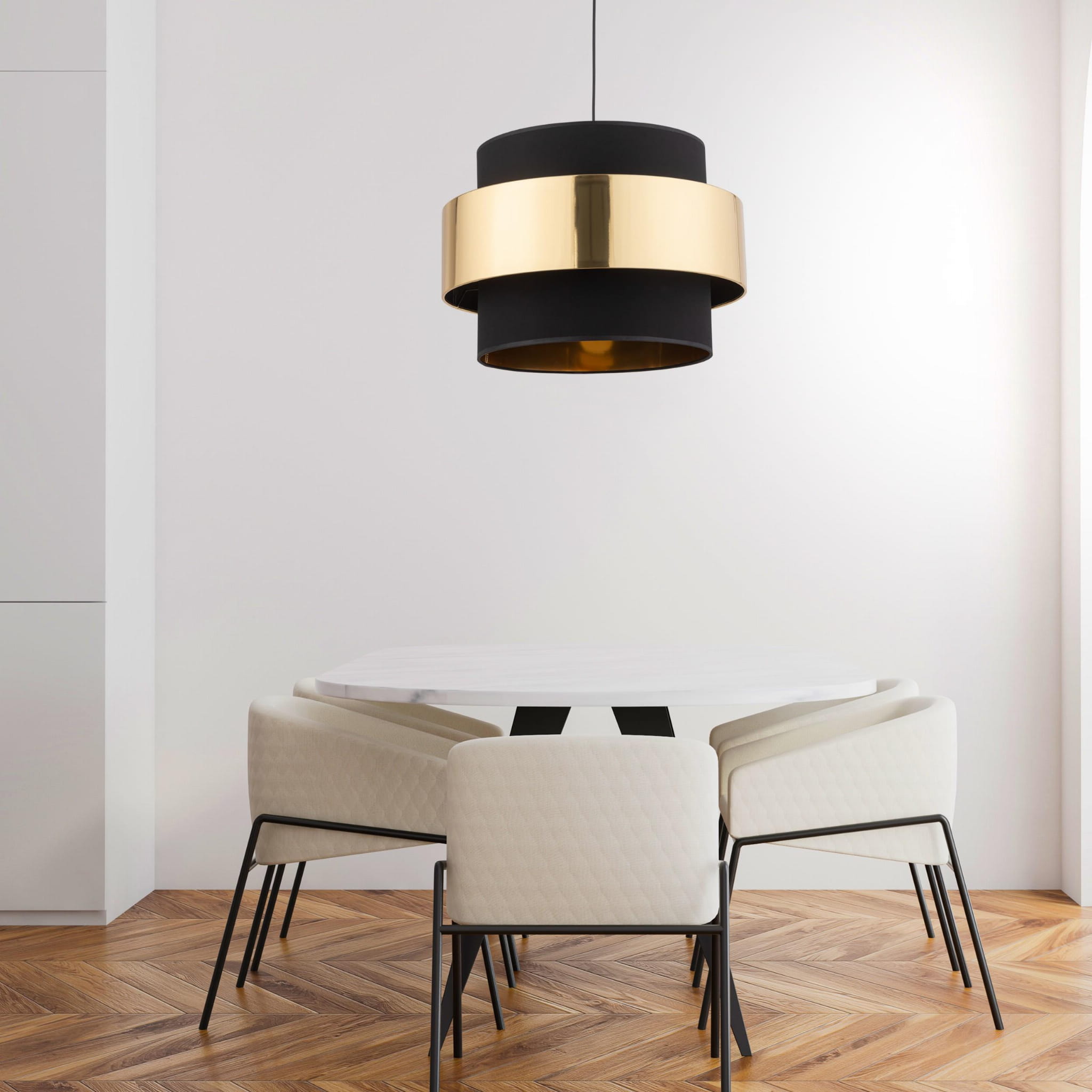 Lampa wisząca Calisto D50 w kolorze czarnym i złotym, o okrągłej formie, zawieszona nad okrągłym stołem. Wnętrze lampy jest złote, a zewnętrzna część czarna. Otoczenie to nowoczesna jadalnia z jasnymi, tapicerowanymi krzesłami na drewnianej podłodze.