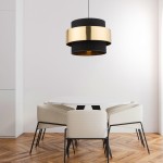 Lampa wisząca Calisto D50 w kolorze czarnym i złotym, o okrągłej formie, zawieszona nad okrągłym stołem. Wnętrze lampy jest złote, a zewnętrzna część czarna. Otoczenie to nowoczesna jadalnia z jasnymi, tapicerowanymi krzesłami na drewnianej podłodze.