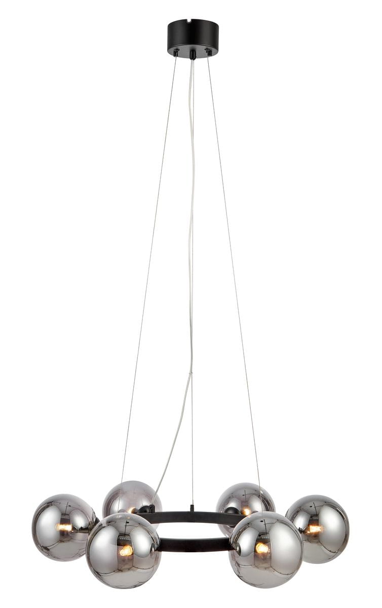 Lampa wisząca Circle 6-punktowa w kolorze czarnym z dymionymi kloszami. Posiada okrągłą metalową podstawę i sześć szklanych kul w chromowanym wykończeniu, zawieszonych na cienkich linkach. Ujęcie frontalne, produkt zwisający.