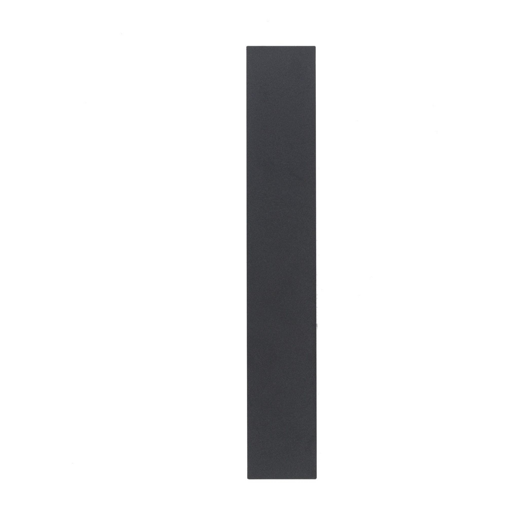 Kinkiet Navi 2-punktowy w kolorze czarnym, prostokątny, matowy, zamontowany pionowo. Produkt bez widocznych napisów lub logo, prezentujący minimalistyczny design, idealny do nowoczesnych wnętrz.