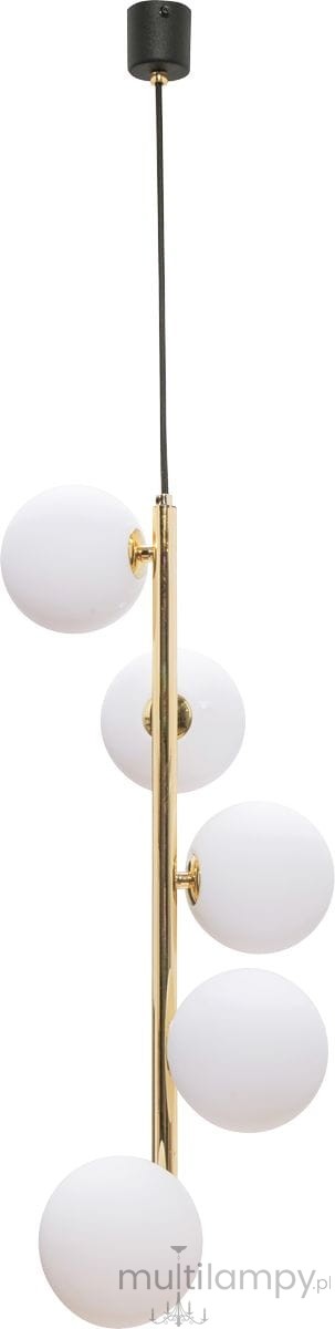 Lampa wisząca 5-punktowa w kolorze czarnym i złotym, z pięcioma białymi, okrągłymi kloszami z matowego szkła. Ujęcie frontalne, lampa zawieszona na cienkim, czarnym przewodzie, metalowa konstrukcja w złotym kolorze.