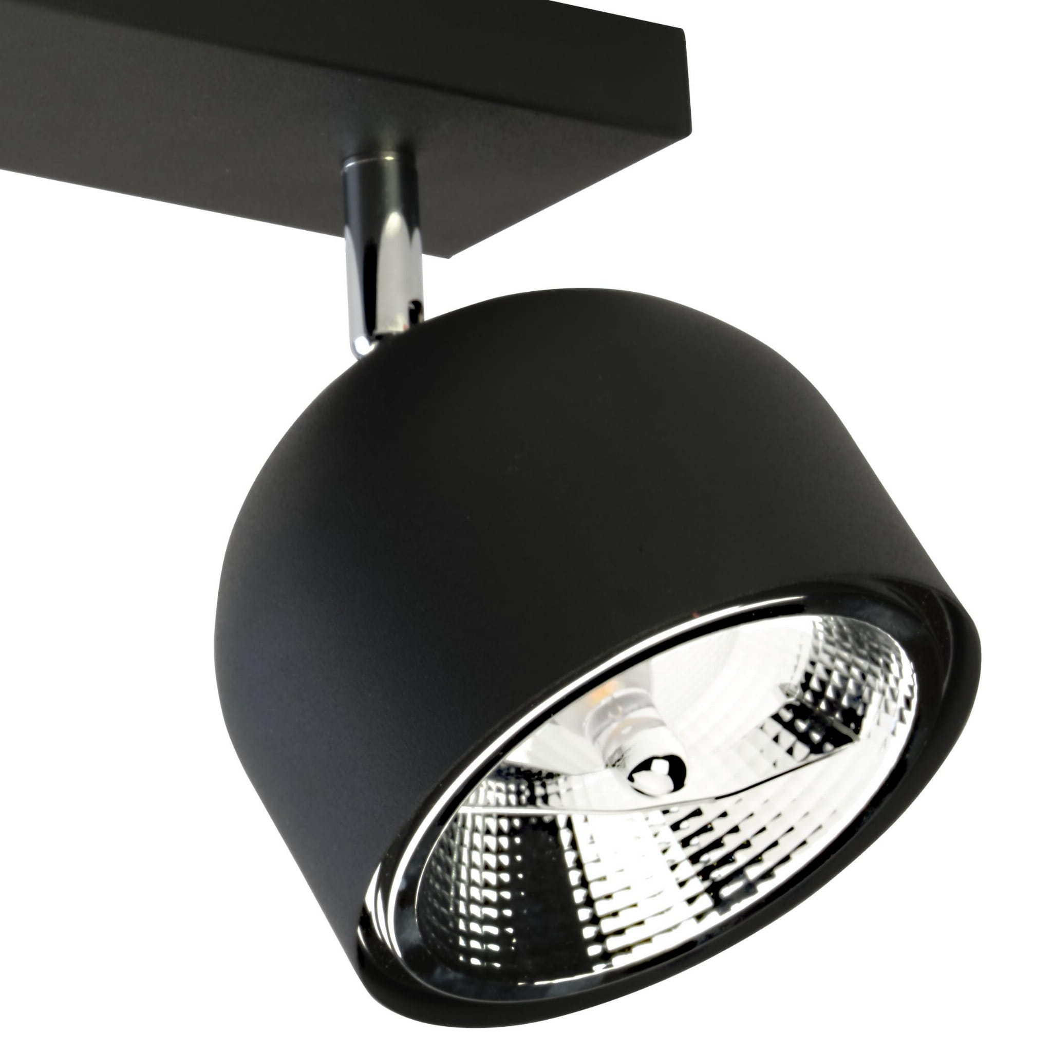 Czarna lampa sufitowa (spot) Altea 2-punktowa z metalowym kloszem, zawieszona na prostokątnej podstawie. Klosz ma gładką, matową teksturę i chromowane wykończenie. Widoczna żarówka wewnątrz klosza.