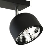 Czarna lampa sufitowa (spot) Altea 2-punktowa z metalowym kloszem, zawieszona na prostokątnej podstawie. Klosz ma gładką, matową teksturę i chromowane wykończenie. Widoczna żarówka wewnątrz klosza.