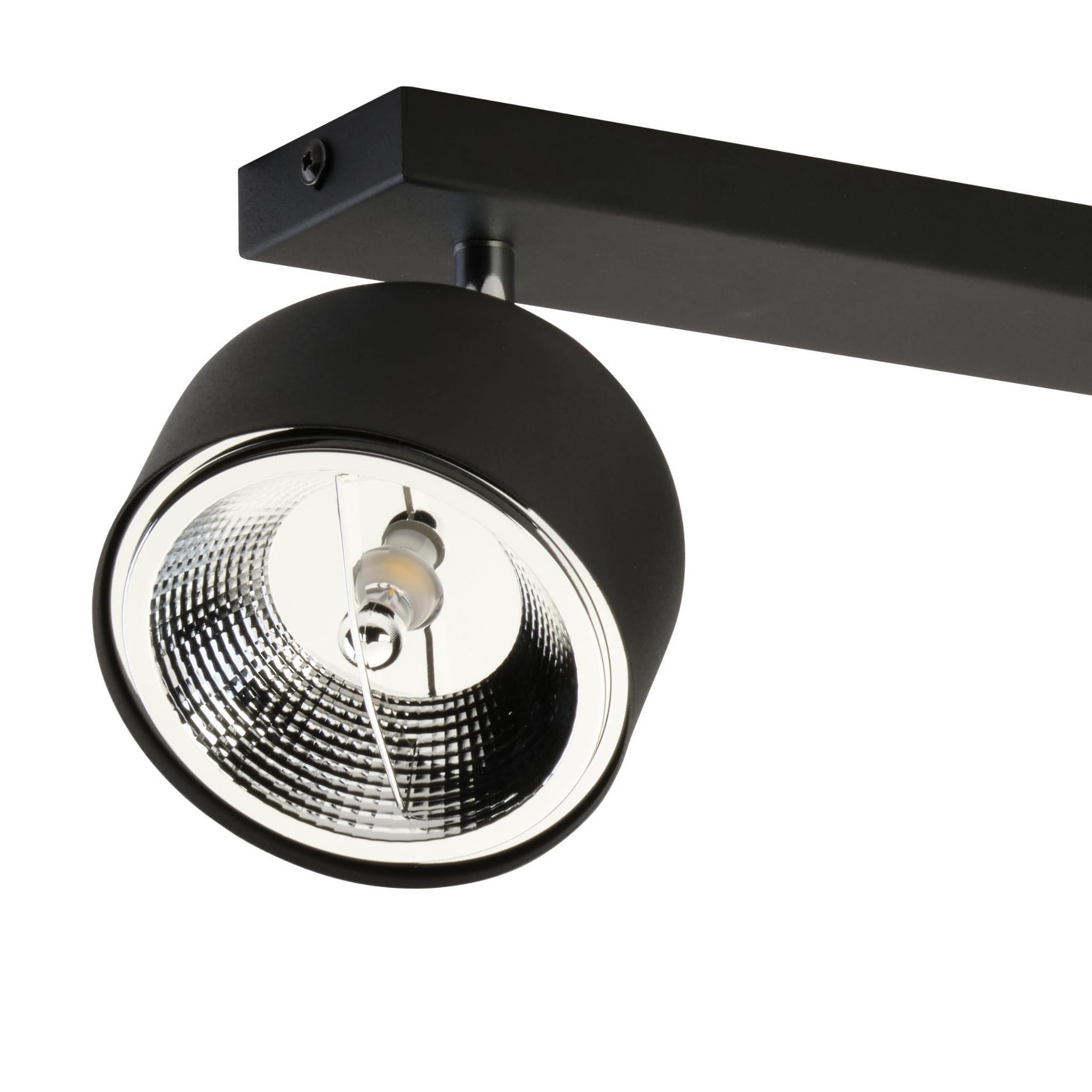 Czarna lampa sufitowa Altea z trzema punktami świetlnymi, w zbliżeniu na jeden z reflektorów. Okrągła oprawa z metalowym wykończeniem, widoczna żarówka w centralnej części, zamontowana na prostokątnej podstawie.