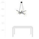 Lampa wisząca Essa 5-punktowa w kolorze czarnym z opalowymi kloszami. Posiada nowoczesny, geometryczny kształt z pięcioma kulistymi źródłami światła, zawieszona na długich linkach. Idealna do wnętrz, w których dominuje styl minimalistyczny.