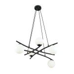Lampa wisząca Essa 5-punktowa w kolorze czarnym z opalowymi kloszami. Posiada pięć okrągłych, białych kul na czarnych, krzyżujących się ramionach. Ujęcie z góry, produkt zawieszony przy suficie.