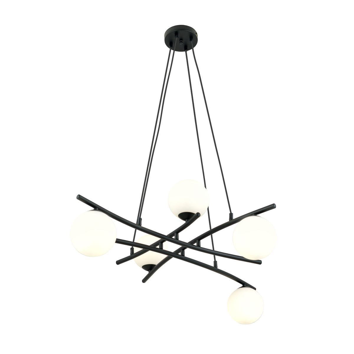 Lampa wisząca Essa 5-punktowa o czarnej metalowej konstrukcji z pięcioma opalowymi kulistymi kloszami. Ujęcie z góry, ukazujące nowoczesny design z różnymi kątami ramion. Białe tło podkreśla elegancję produktu.