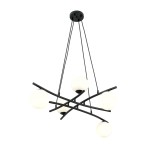 Lampa wisząca Essa 5-punktowa o czarnej metalowej konstrukcji z pięcioma opalowymi kulistymi kloszami. Ujęcie z góry, ukazujące nowoczesny design z różnymi kątami ramion. Białe tło podkreśla elegancję produktu.