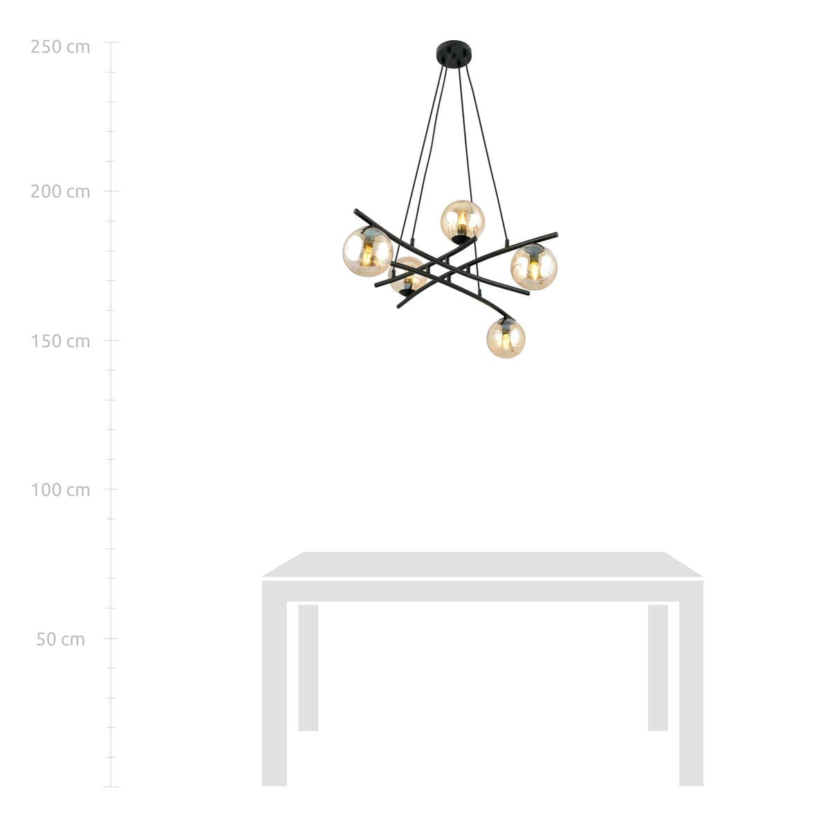 Lampa wisząca Essa 5-punktowa w kolorze czarnym i miodowym, o nowoczesnym designie. Ułożona w formie skrzyżowanych ramion z pięcioma okrągłymi kloszami. Wisi na cienkich linkach, idealna do przestrzeni nad stołem. Tło białe, z sylwetką stołu poniżej.