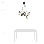 Lampa wisząca Essa 5-punktowa w kolorze czarnym i miodowym, o nowoczesnym designie. Ułożona w formie skrzyżowanych ramion z pięcioma okrągłymi kloszami. Wisi na cienkich linkach, idealna do przestrzeni nad stołem. Tło białe, z sylwetką stołu poniżej.
