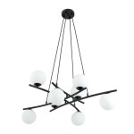 Lampa wisząca Essa 8-punktowa w kolorze czarnym z opalowymi kloszami. Posiada asymetryczną konstrukcję z siedmioma okrągłymi kloszami. Ujęcie z góry, produkt zawieszony na cienkich linkach, na białym tle.