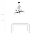 Lampa wisząca Essa 8-punktowa w czarnym kolorze z przezroczystymi kloszami. Posiada osiem źródeł światła, zawieszona na cienkich linkach, w nowoczesnym stylu. Widoczna na tle prostokątnego stołu.