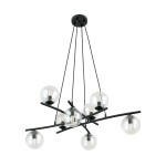 Lampa wisząca Essa 8-punktowa, czarna z transparentnymi kloszami. Ułożona w asymetryczny wzór z ośmioma okrągłymi, szklanymi kulami na czarnych ramionach. Montowana na suficie, z widocznymi żarówkami w środku. Tło białe.