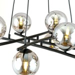 Lampa wisząca Essa 8-punktowa w kolorze czarnym i grafitowym, z przezroczystymi kulistymi kloszami, zawieszona na cienkich linkach. Zbliżenie na detal konstrukcji i źródła światła w kulach.