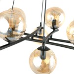 Lampa wisząca Essa 8-punktowa w kolorze czarnym z miodowymi kloszami. Klosze w kształcie kul są przezroczyste, a struktura lampy jest metalowa. Ujęcie z góry, ukazujące detale mocowania i refleksy w szkle.