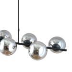 Lampa wisząca Rory 8-punktowa w kolorze czarnym i grafitowym, z sześcioma metalowymi kulami. Kule mają lustrzane wykończenie, a całość zawieszona na cienkim, czarnym przewodzie. Ujęcie z boku, eksponujące detale konstrukcji.