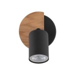 Lampa sufitowa Cover Wood 1-punktowa, czarna, z metalowym kloszem w kształcie cylindra, umieszczona na okrągłej podstawie z drewna w kolorze naturalnym. Kąt ujęcia frontalny, ukazujący detal lampy oraz jej minimalistyczny design.