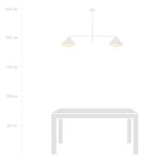 Lampa wisząca Maverick 2-punktowa w białym kolorze, z dwiema kloszami w kształcie stożków. Zamontowana na metalowej ramie, zawieszona na wysokości, idealna do oświetlenia stołu. Tło białe, minimalistyczne.