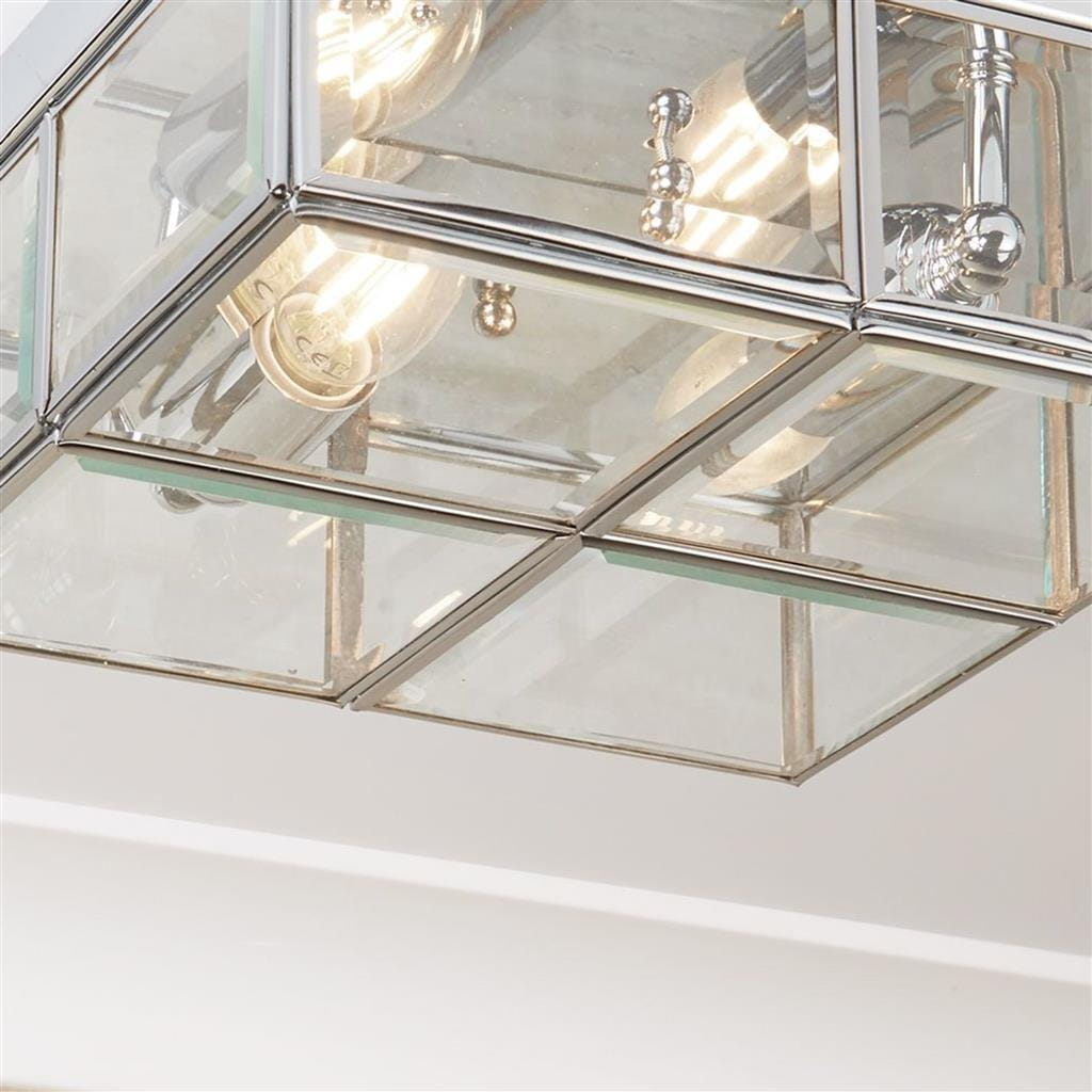 Lampa sufitowa Pisa 2-punktowa w chromowanej obudowie, z prostokątnym kloszem z przezroczystego szkła. Widoczne dwa źródła światła, metalowe detale i elegancka konstrukcja. Ujęcie z dołu, skupione na detalach klosza.