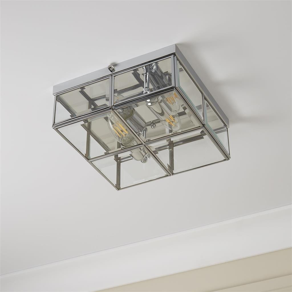 Lampa sufitowa Pisa 2-punktowa w kolorze chromu, o kwadratowej szklanej obudowie z metalowym stelażem. Widoczne dwa źródła światła w środku, zamontowana na suficie, w jasnym otoczeniu.