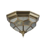 Lampa sufitowa Pisa II w kolorze antycznego mosiądzu z dwiema punktami świetlnymi. Klosz w formie ośmiokątnej z teksturowanego szkła, z wyraźnymi krawędziami i dekoracyjnym wykończeniem na dnie. Montaż sufitowy, widok z dołu.