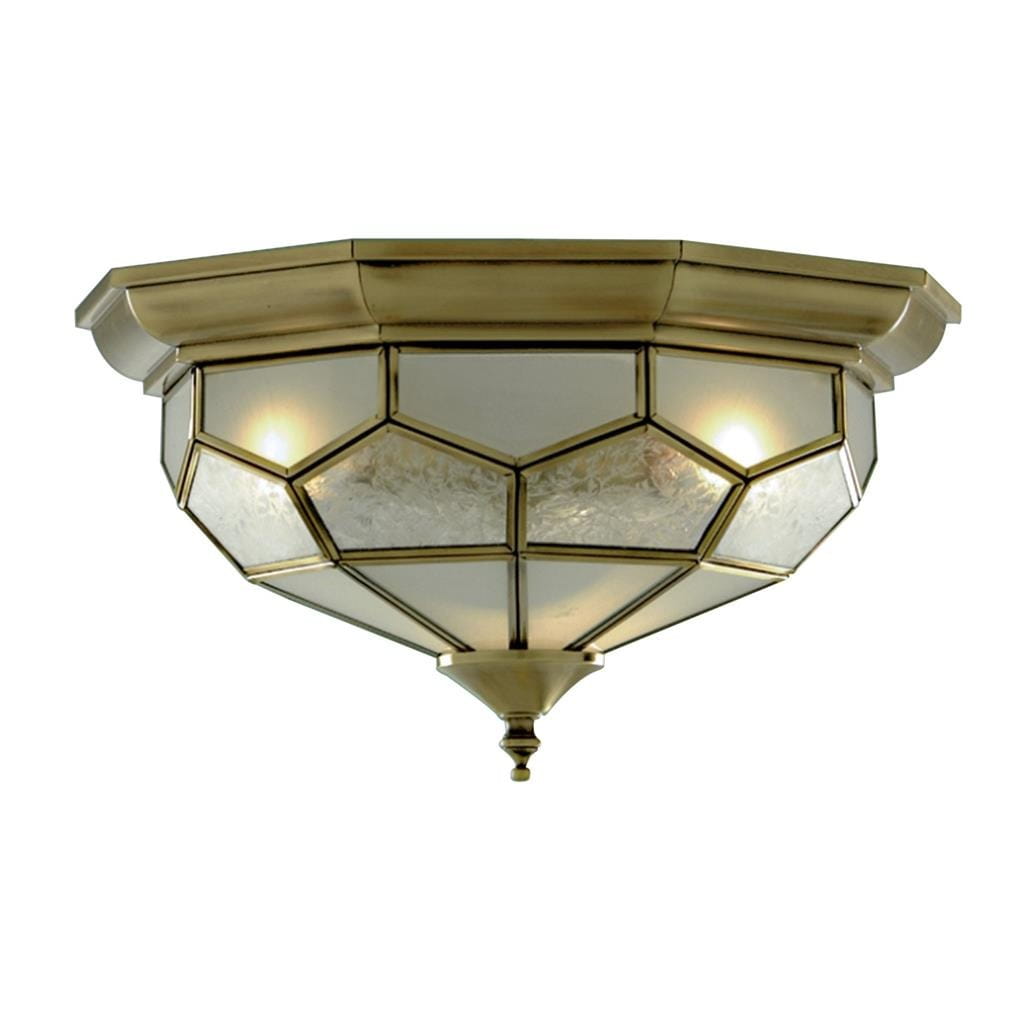 Lampa sufitowa Pisa II, 2-punktowa, w antycznym mosiądzu. Ośmiokątna forma z mlecznym szkłem, zdobiona delikatnym wzorem. Montowana sufitowo, z centralnym detalem w kształcie stożka, w zbliżeniu na fakturę szkła.