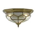Lampa sufitowa Pisa II, 2-punktowa, w antycznym mosiądzu. Ośmiokątna forma z mlecznym szkłem, zdobiona delikatnym wzorem. Montowana sufitowo, z centralnym detalem w kształcie stożka, w zbliżeniu na fakturę szkła.