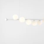 Lampa wisząca Wave 7-punktowa w białym kolorze, z prostą belką i sześcioma okrągłymi kloszami z matowego szkła, zawieszona na cienkich linkach. Całość na jasnym tle, co podkreśla nowoczesny design i minimalistyczny styl.