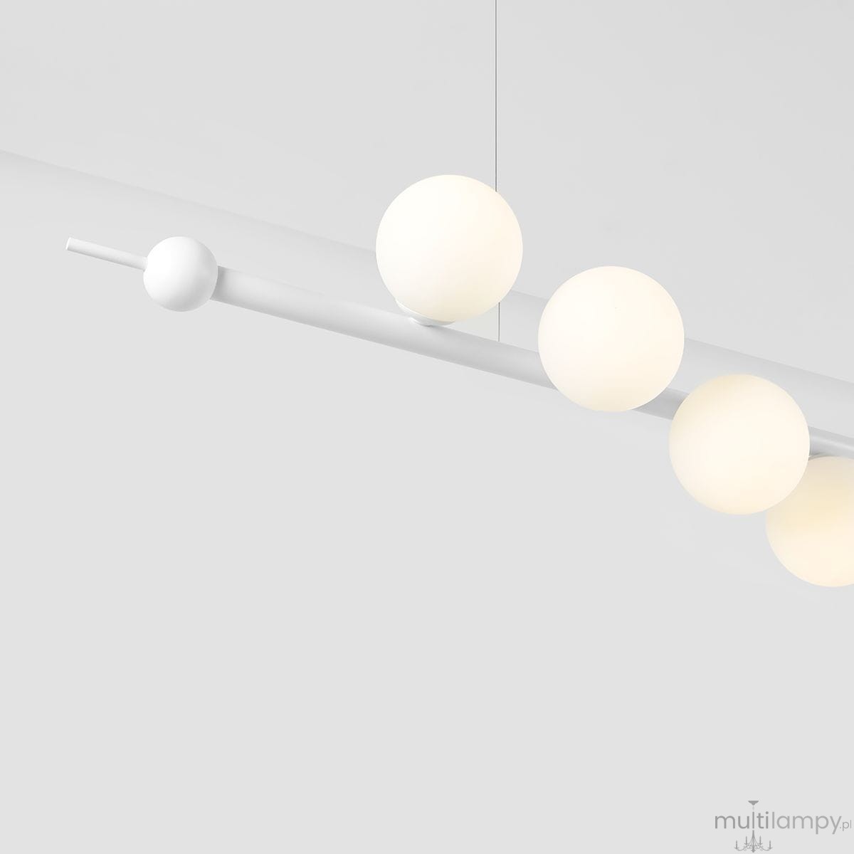 Lampa wisząca Wave 7-punktowa w kolorze białym, z prostą, białą listwą, na której umieszczono sześć matowych, okrągłych kloszy. Ujęcie z góry, ukazujące detale konstrukcji oraz rozmieszczenie kul.